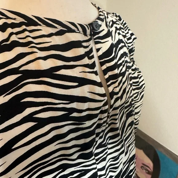 Loft Women's Short Puff Sleeve Top Zebra Print Blouse Crew Neck L - Picture 5 of 6